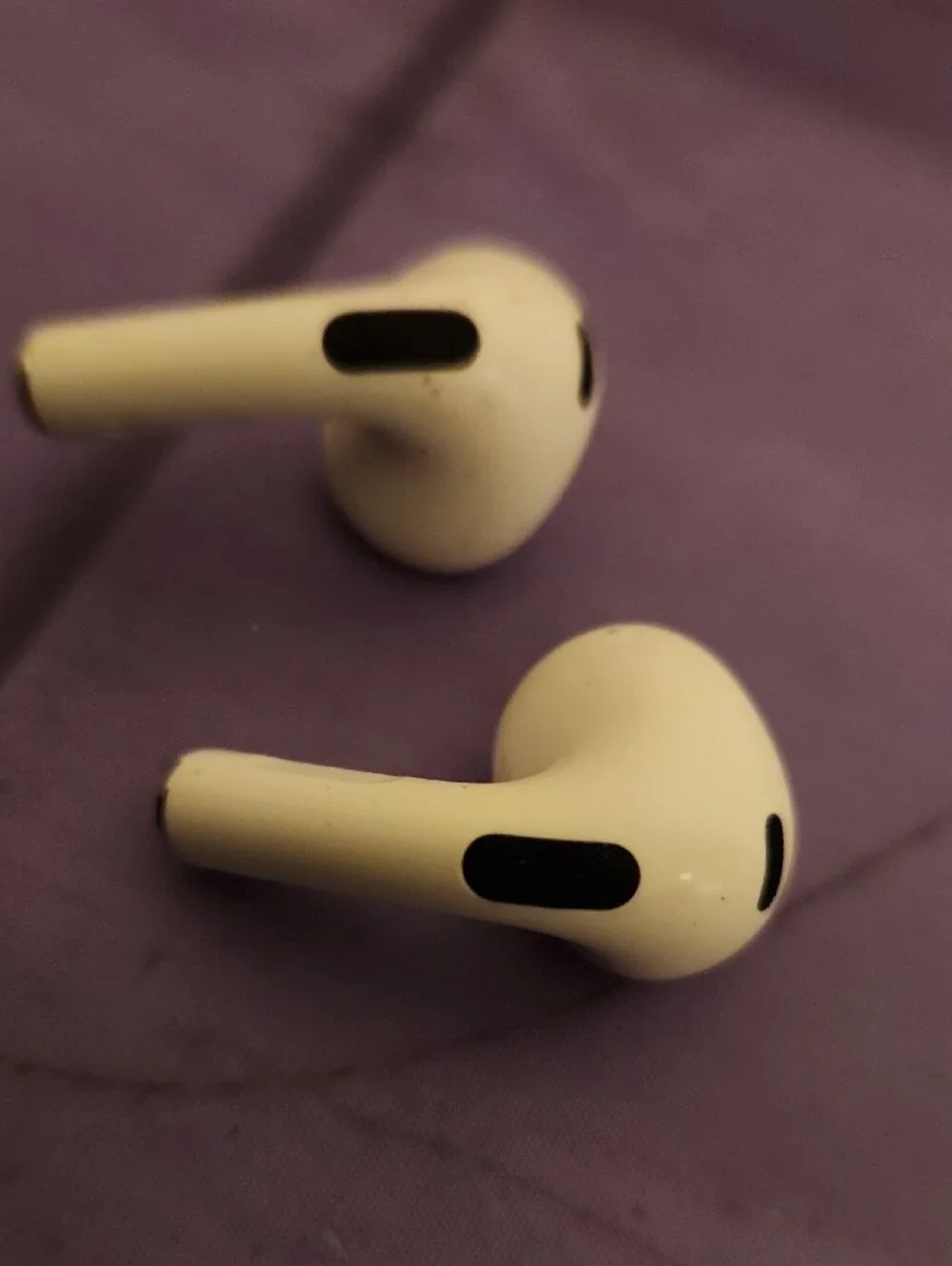 APPLE Wireless White Earbuds Bluetooth Headphones(3rd Generation)